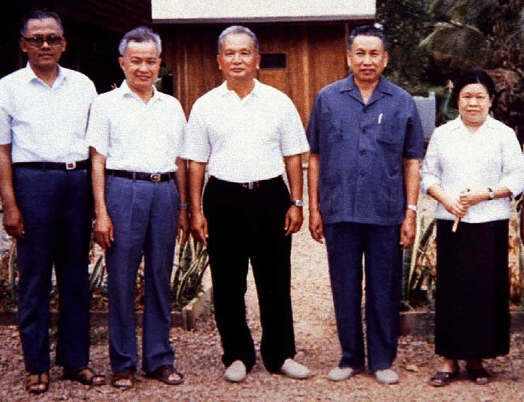 ប៉ុល ពត (ស្តាំ​ទី​ពីរ) ឈរ​ជាមួយ​នឹង​មេដឹកនាំ​ខ្មែរ​ក្រហម​ដទៃទៀត។ 