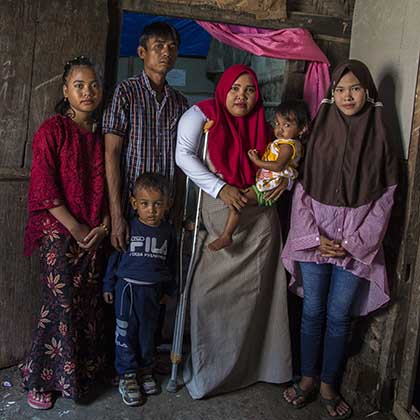 Photo of Rasminah, center, and husband Runata, with four of her children.