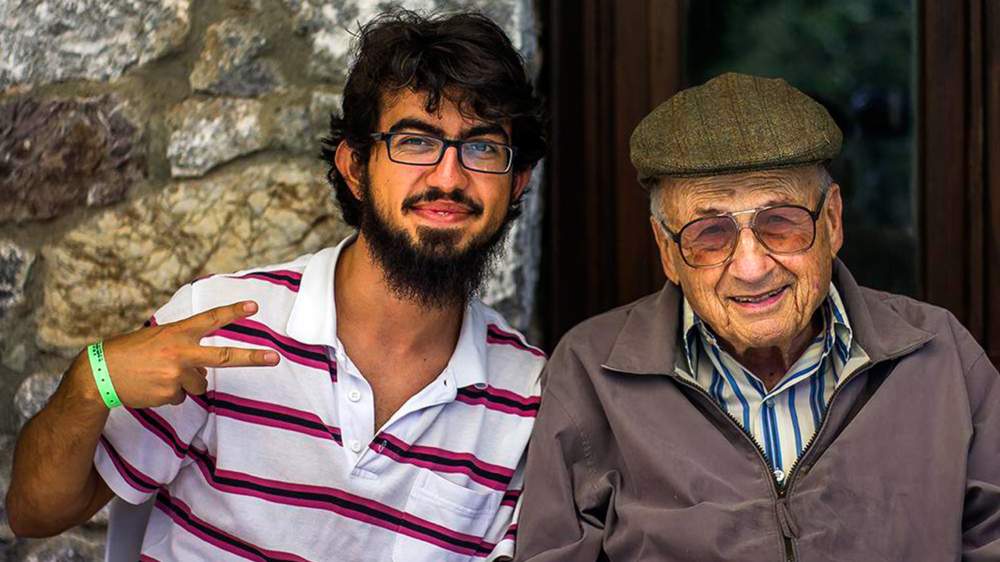 Tugral ligel fîzîkvanê Amerîkî Walter Kohn. Cih û dema wergirtina vê wêneyê nayê zanîn.&amp;nbsp;