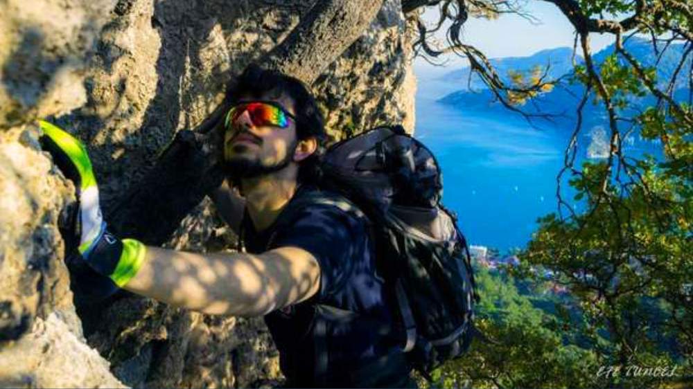 Di vê wêneyê de Tugral bi çiyayekî gelek bilind ve li Antalyayê hildikişe.&amp;nbsp;